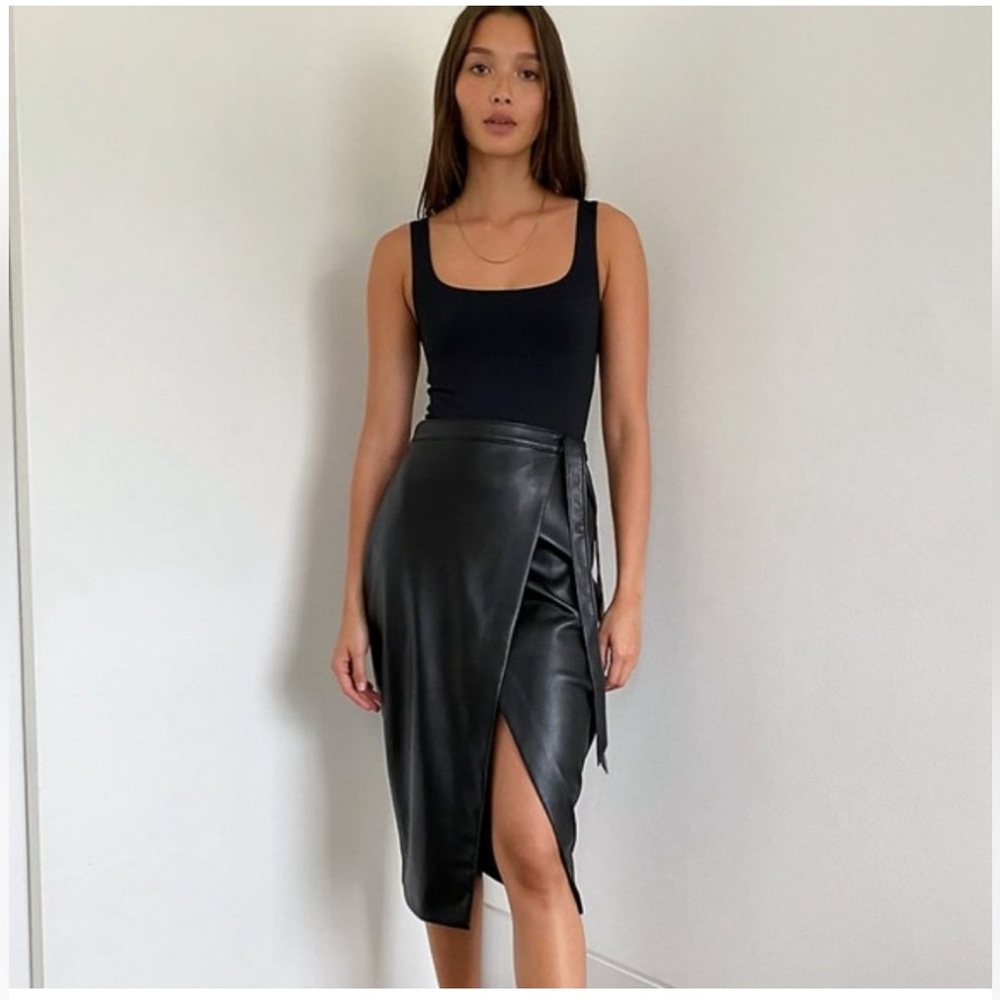 Aritzia Babaton Pelli Skirt‎ Black Vegan Leather Size: 2